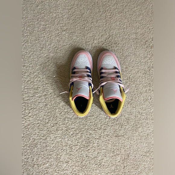 Big Kid Jordan 1 Low - Picture 2 of 5